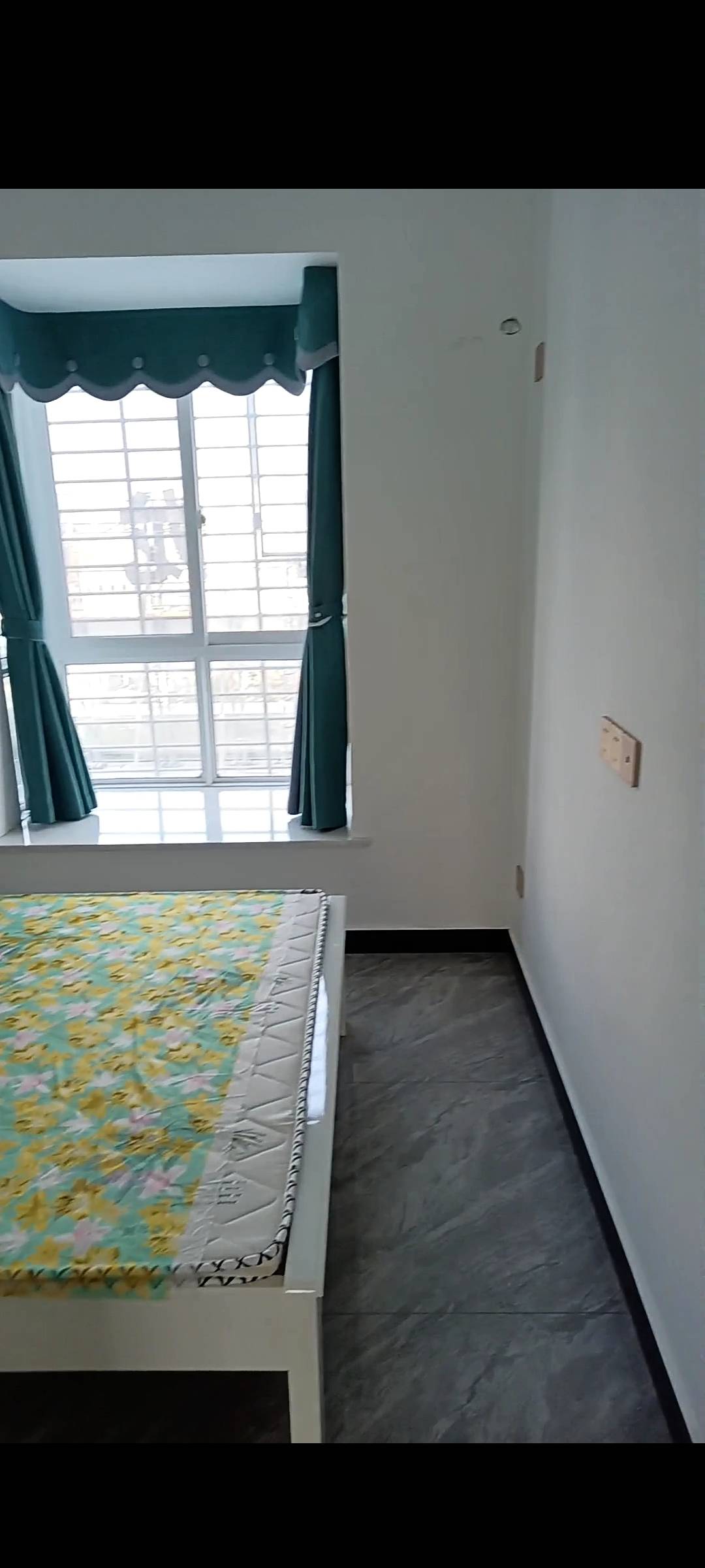 房东直租无中介费，全新的三室两厅两卫一厨，家具家电齐全全新，拎包即可入住