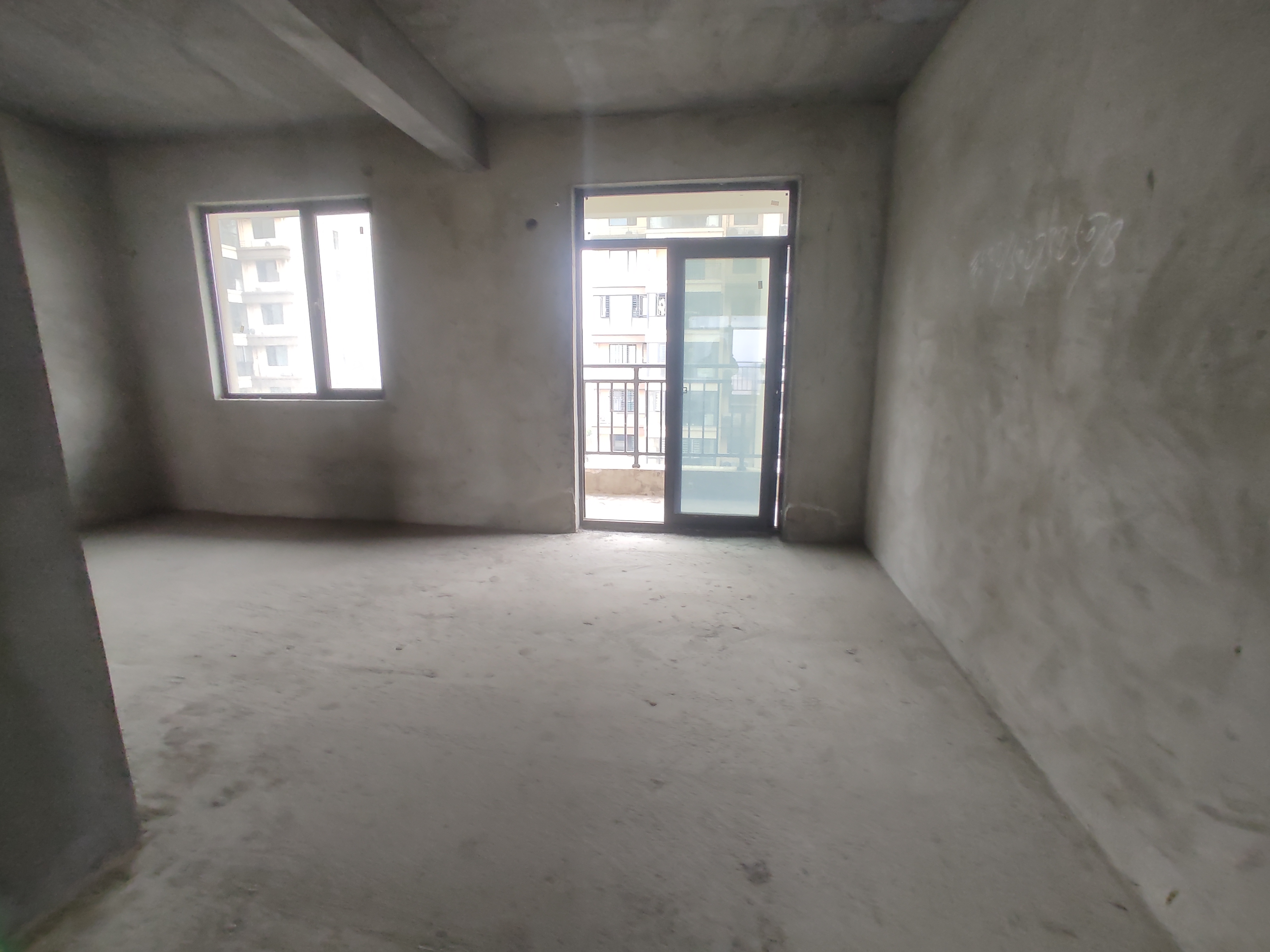 和平社区.毛坯三房带地下室.南北通透.看房方便