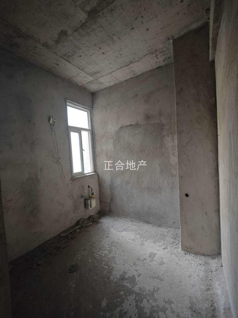 城南，城市丽景，边户，毛坯三房，单价3500，小高层，采光好，诚心出售