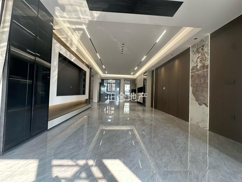 ​城南，御湖世家，电梯15楼，证满二​，全新精装三房，边户，送车位，好楼层