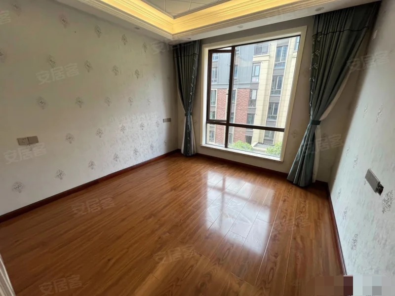 绿地香格里拉，电梯洋房，9成新，精装三房两卫，好楼层，证满二