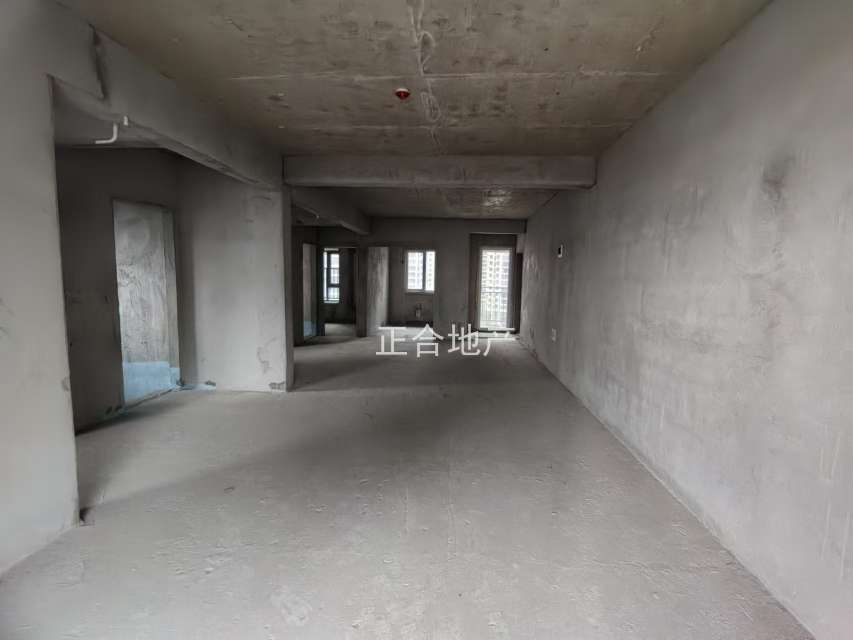 亏本急售，蓝天白云，边户，单价6000，还送车位，电梯好楼层，捡漏