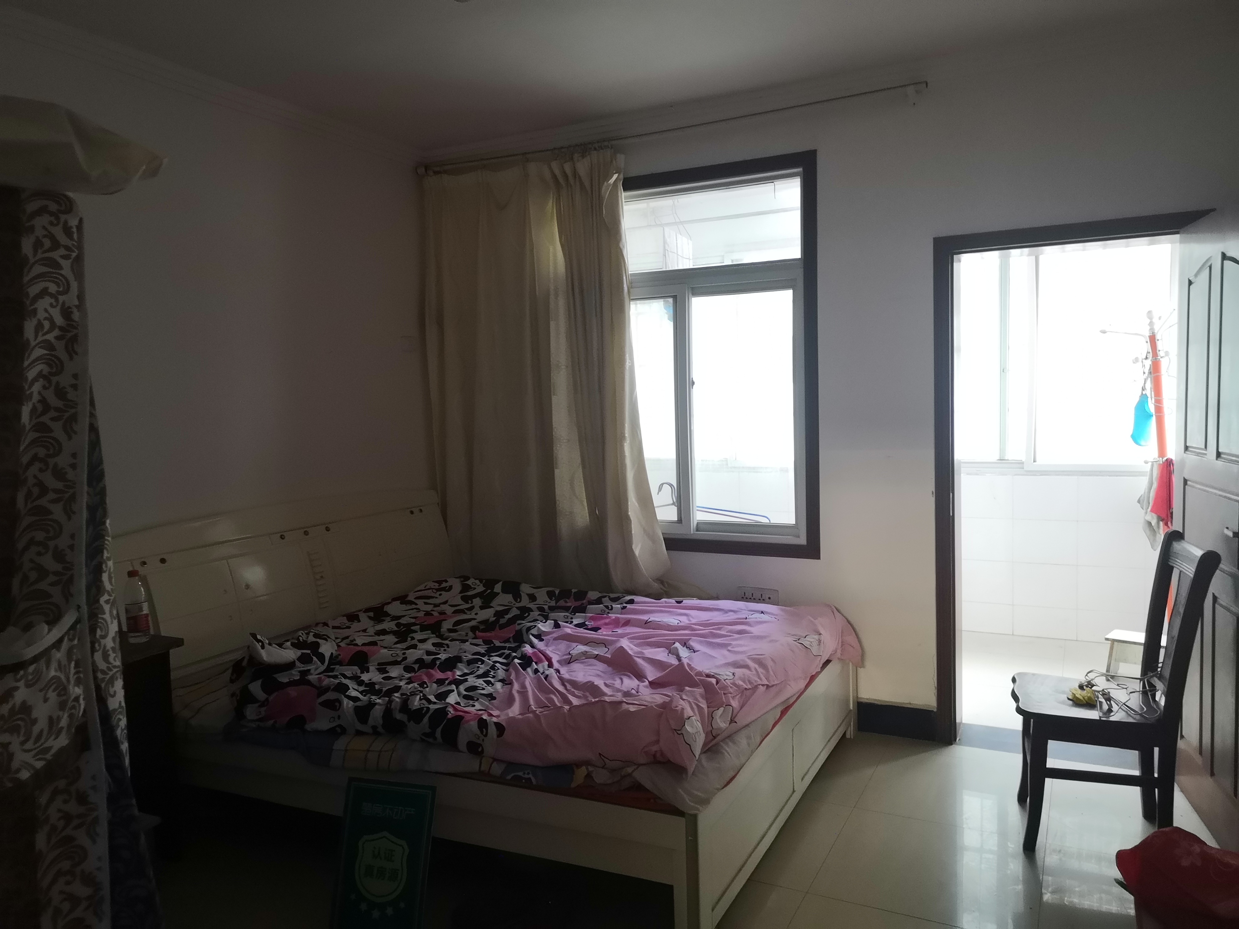 云顶酒店后润沁小区带装修两室半诚意出售