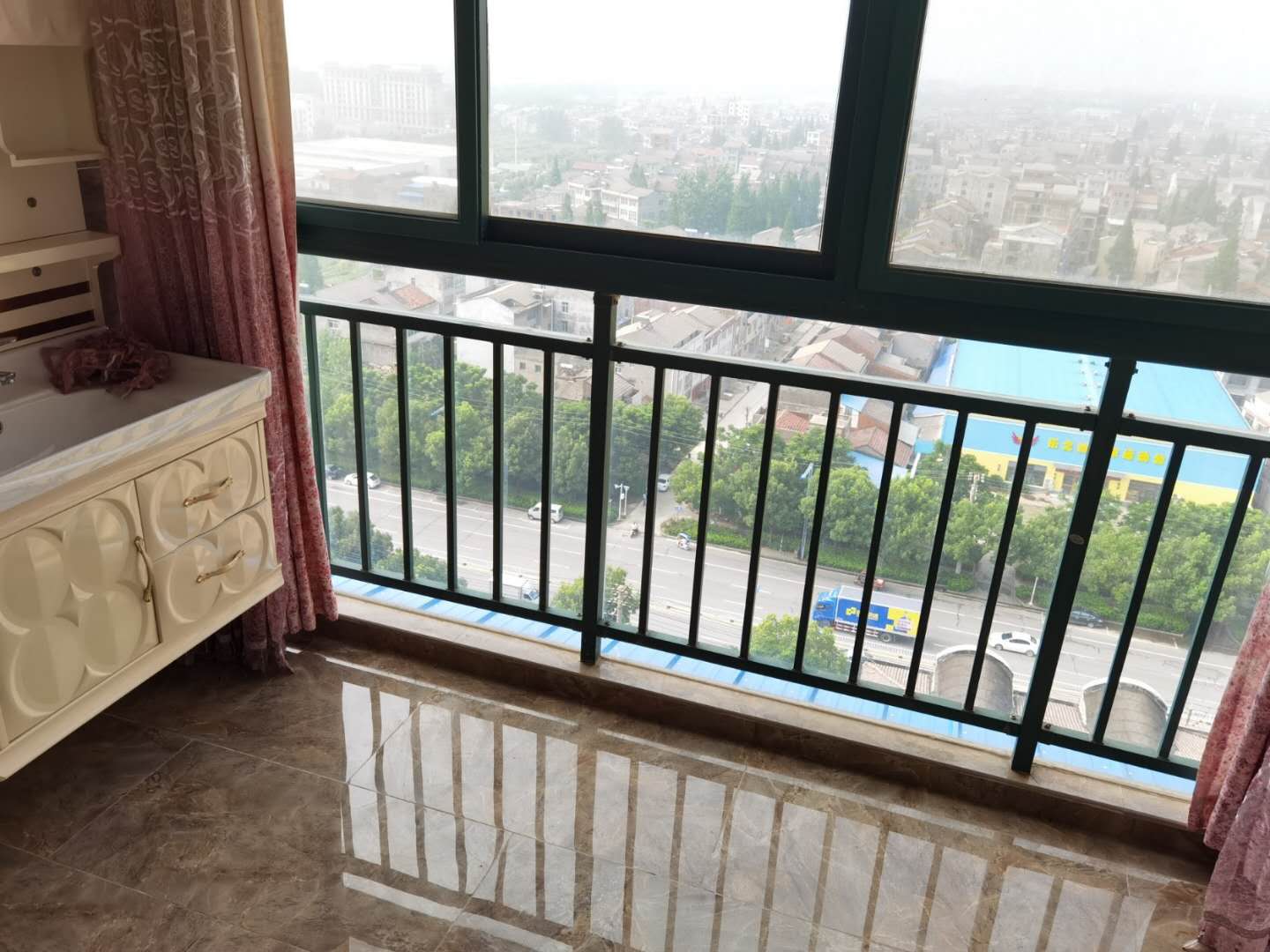 黄荆社区电梯精装三房小区停车位足地段好 即住