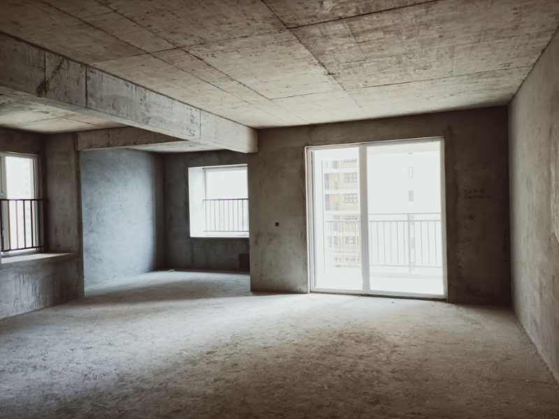 满庭春小三房现房毛坯中层全天采光单价5500左右可按揭