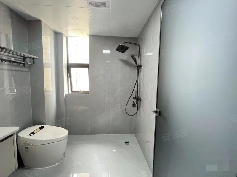 急售，吾悦旁，精装三房两卫，电梯8楼，朝阳xiao学元泰三中。一天未住