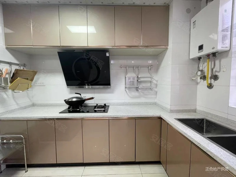 业主急售，和合国际四期，精装四房，9成新，中间楼层，拎包入住