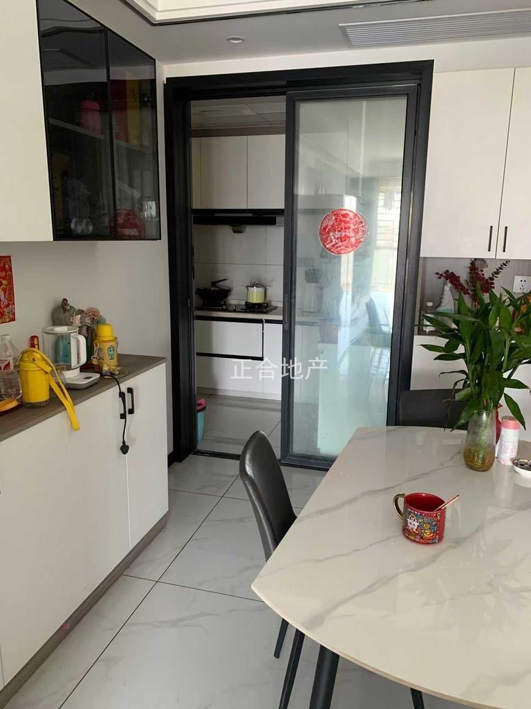 房东亏本急卖，沔街边上，御湖世家，精装三房，​电梯10楼，精装5400，9成新