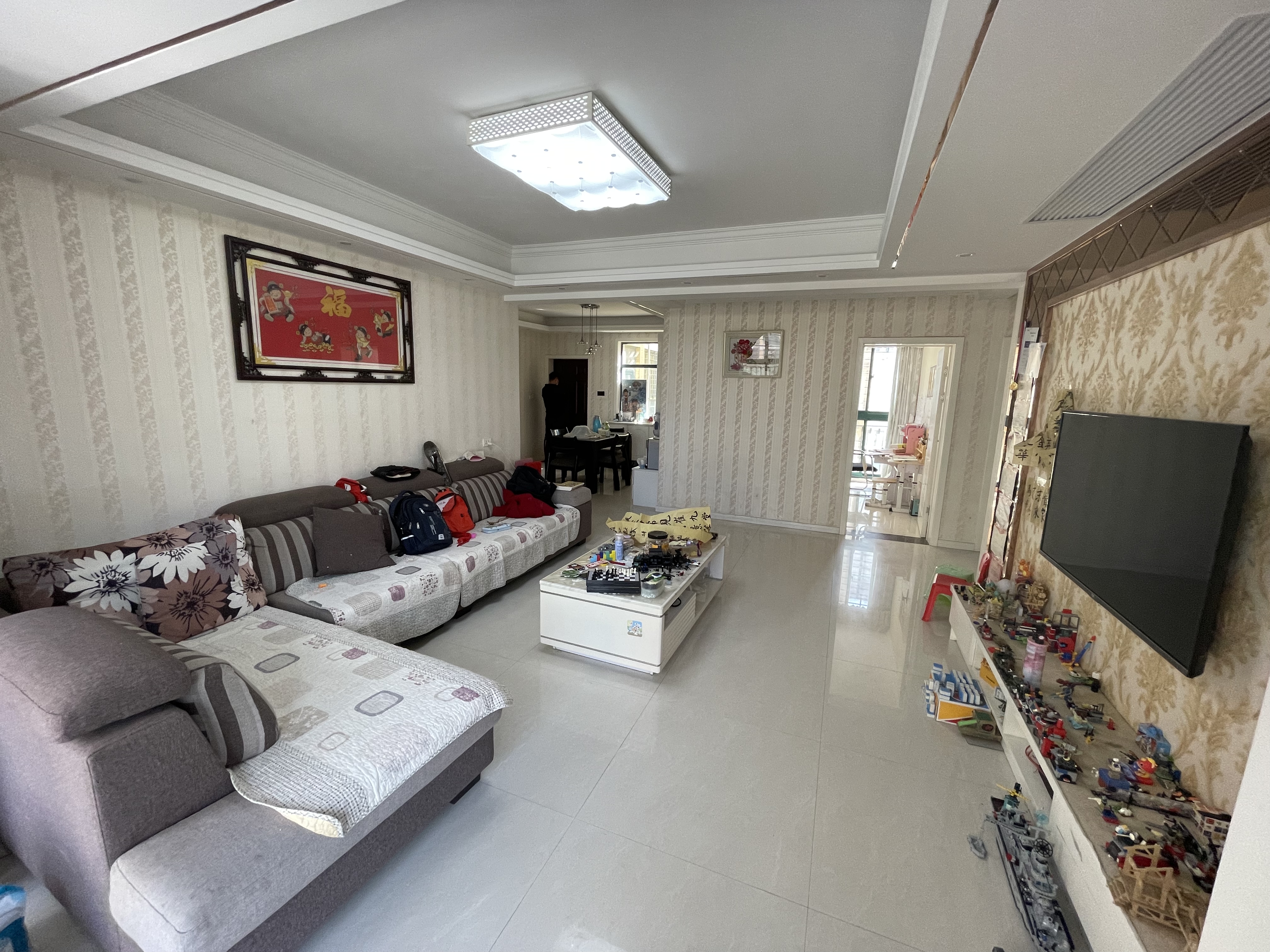 新城一号 四房带装修  老证  双阳台  大户型 下楼就是操场