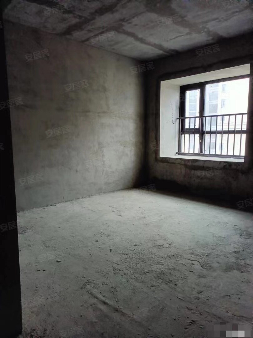 77，房东急售，城南大三房，沔阳xiao学旁，单价4字开头，满二，低总价带车位