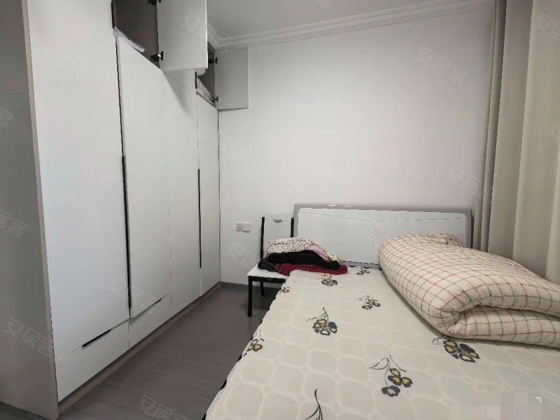 业主急售！城南御湖世家！单价4700，二楼，全新装修三房两卫，采光没问题