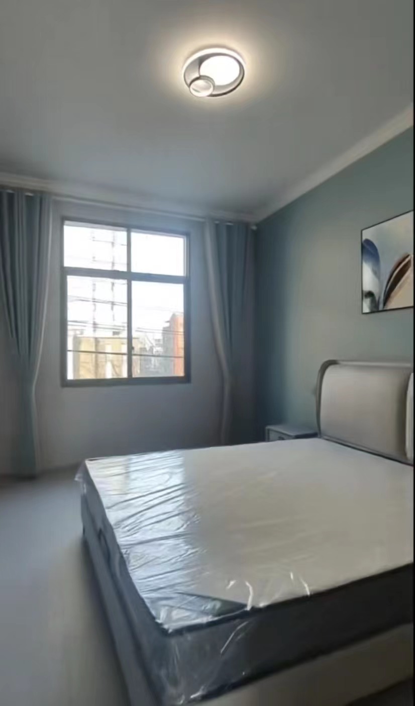 商城附近老三中旁，有院子，有停车位，步梯中层，精装修三房房，价格美丽，包营业税