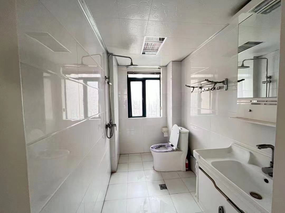 新城一号.精装三房.下楼就是薛晓.证件满二.看房方便