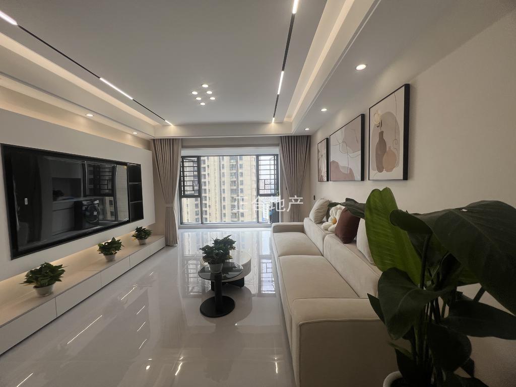 城南， 御湖世家， 精装三房二卫 ，电梯好楼层17楼 ，老证，证满二