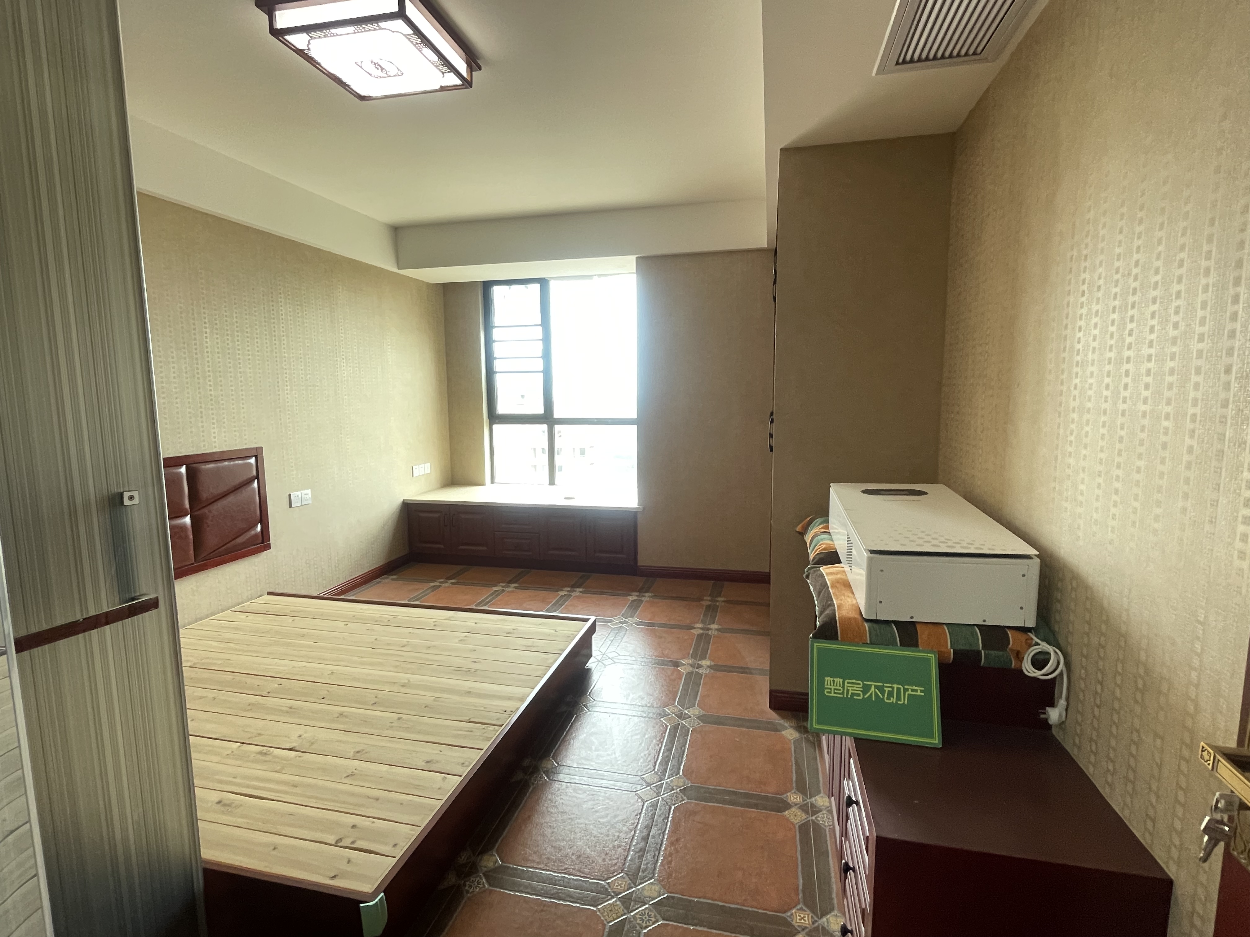 颐和公馆.菜场.大三房.实木装，中央空调.南北通透.满二