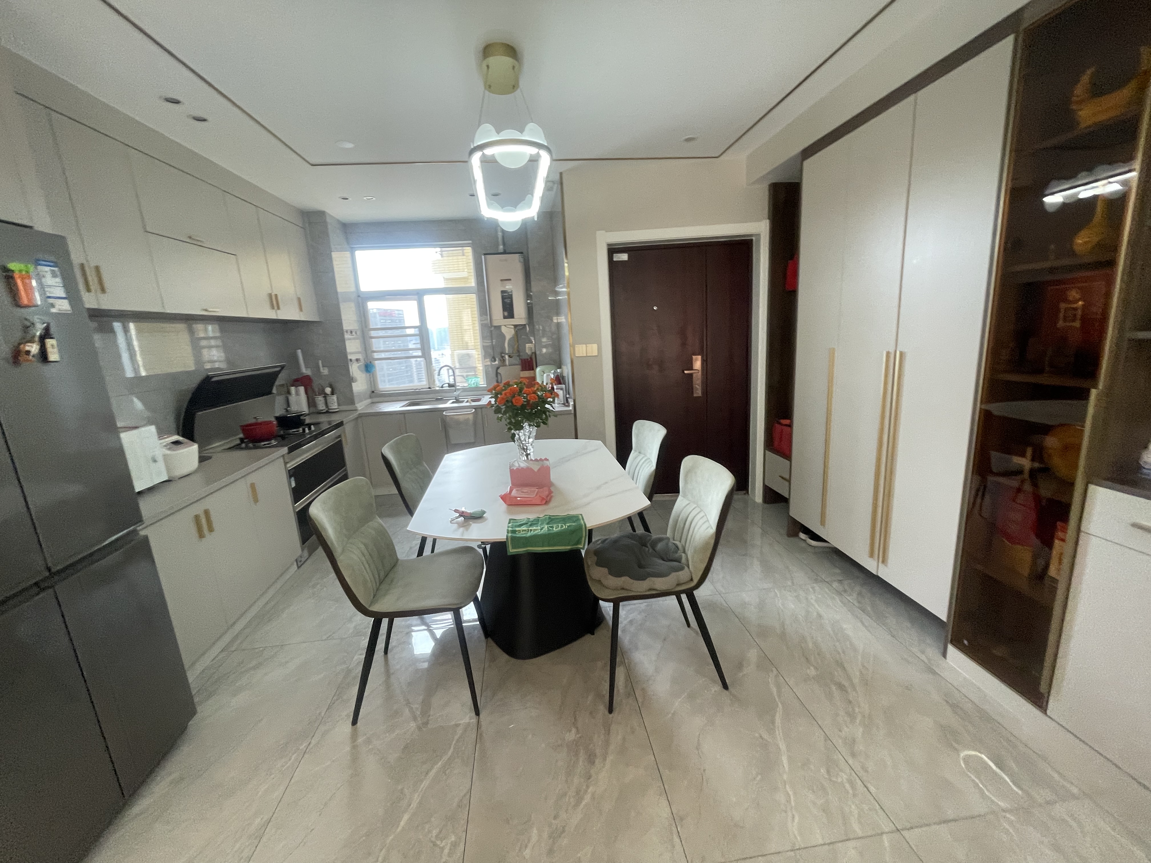 城南领秀城.精装三房.现代风格.边户.视野好采光好.小区绿化环绕.拎包入住