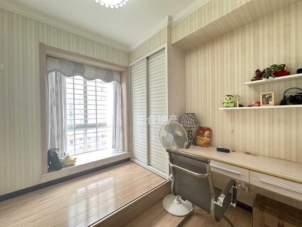 业主诚心出售，三丰鼎城，小高层，精装三房，中间楼层，成色还可以，满五，拎包入住