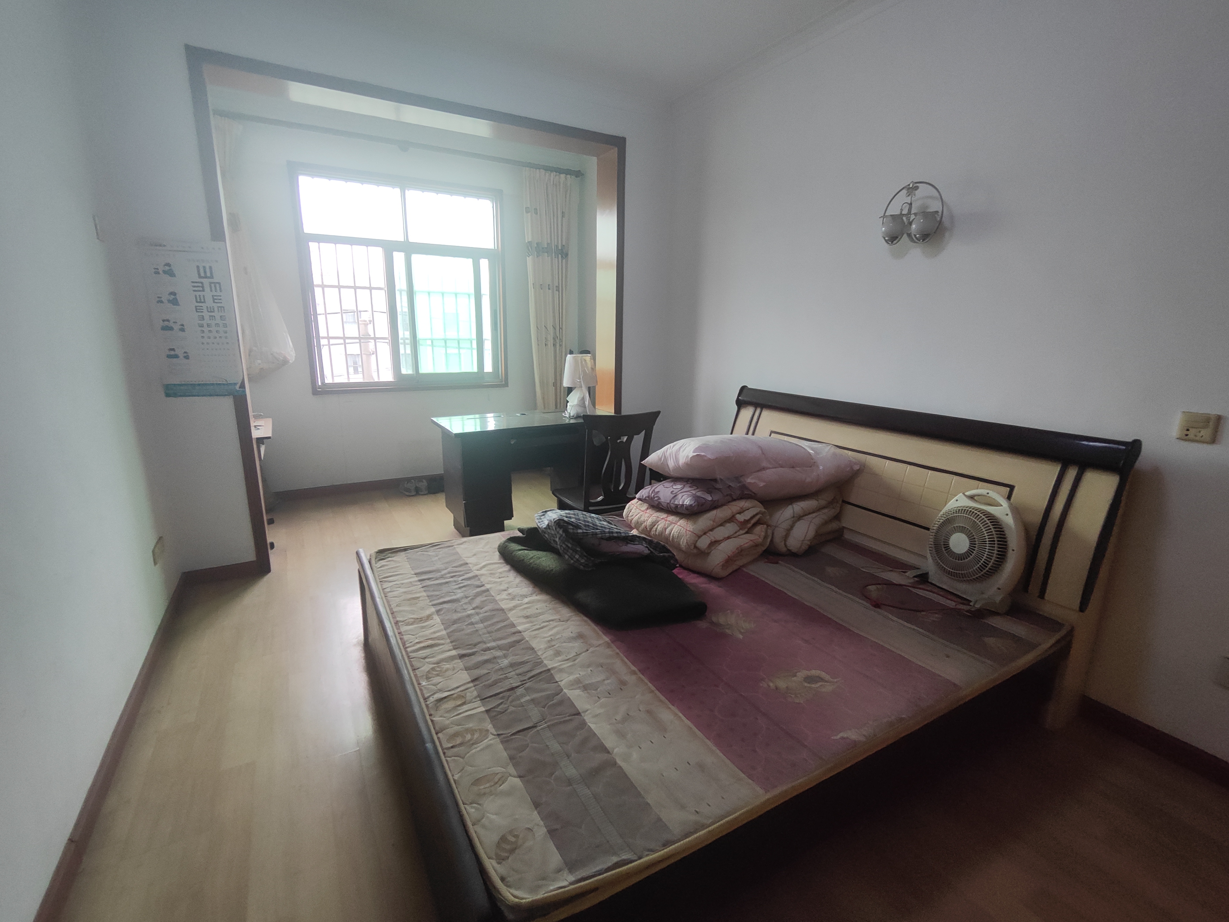 车站对面宏达小区.装修三房.证件满二.看房方便