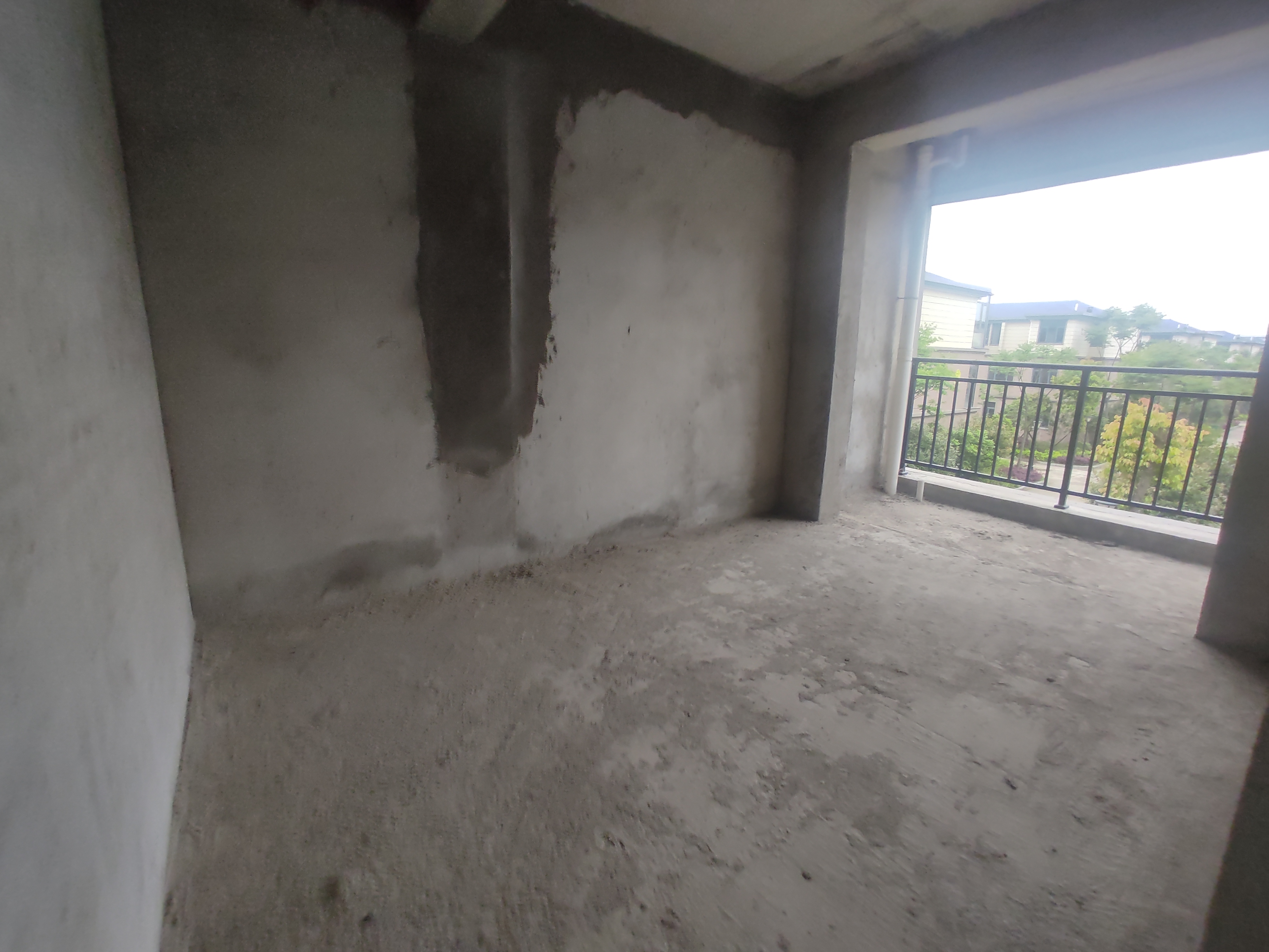 太子湖旁边联排别墅，性价比超高，业主诚心卖，看房方便