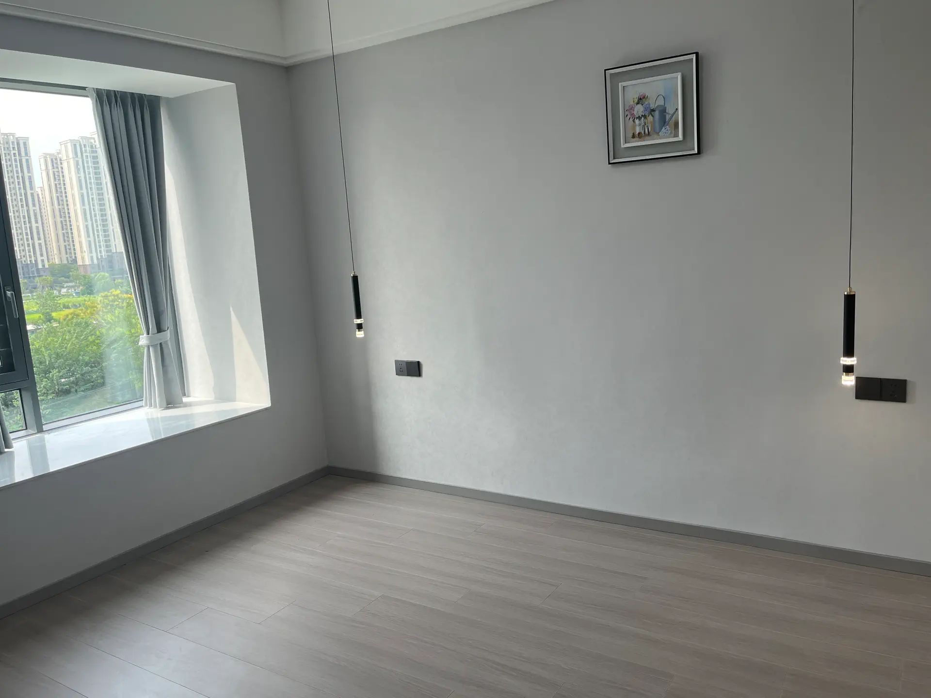 降价了，急售，元泰C区，精装​三房两‮两厅‬卫，全新装修，南‮通北‬透‬，证满二