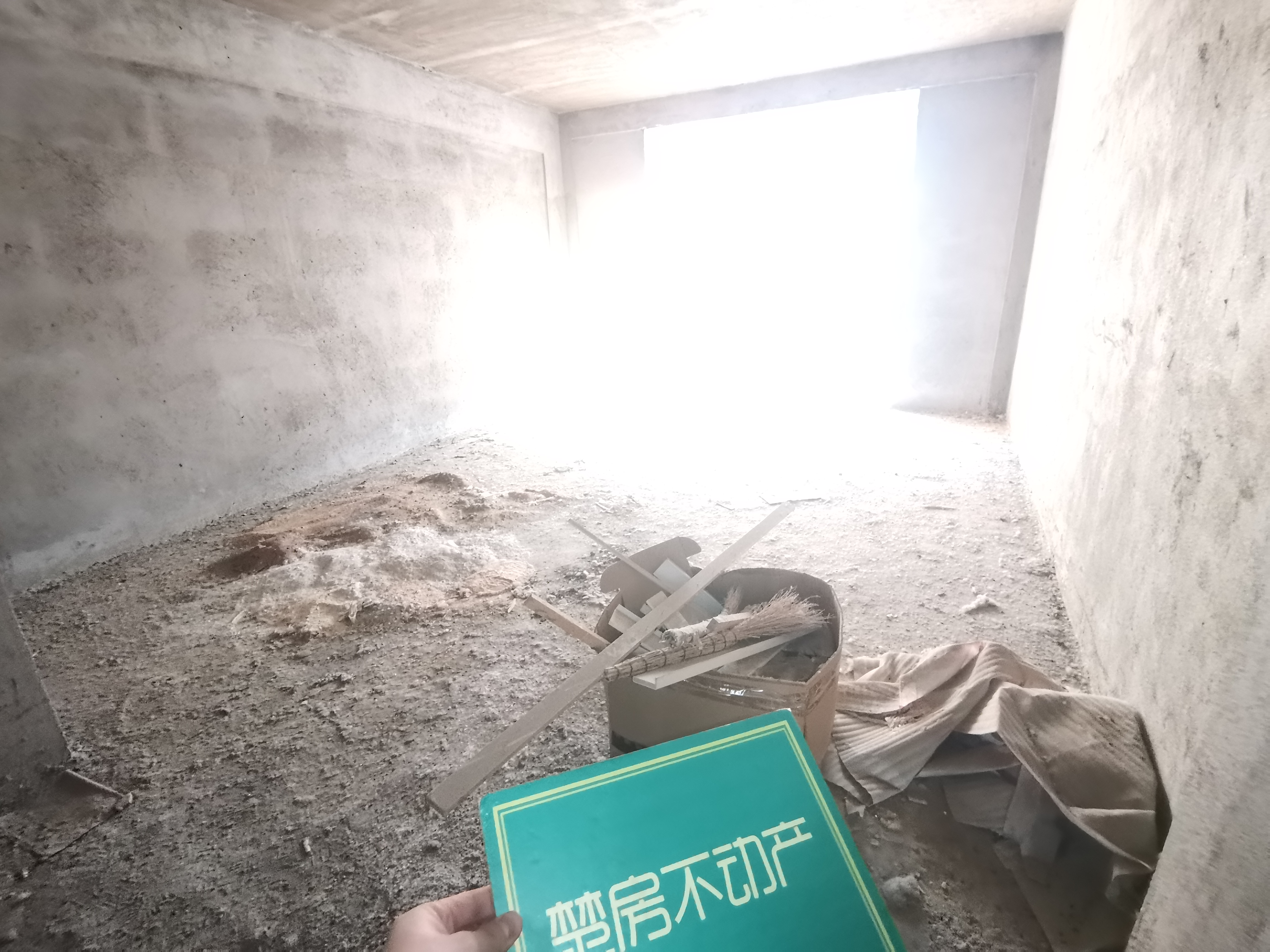 江汉名居毛坯大三房，好楼层采光非常到位，环境优美，证件满二