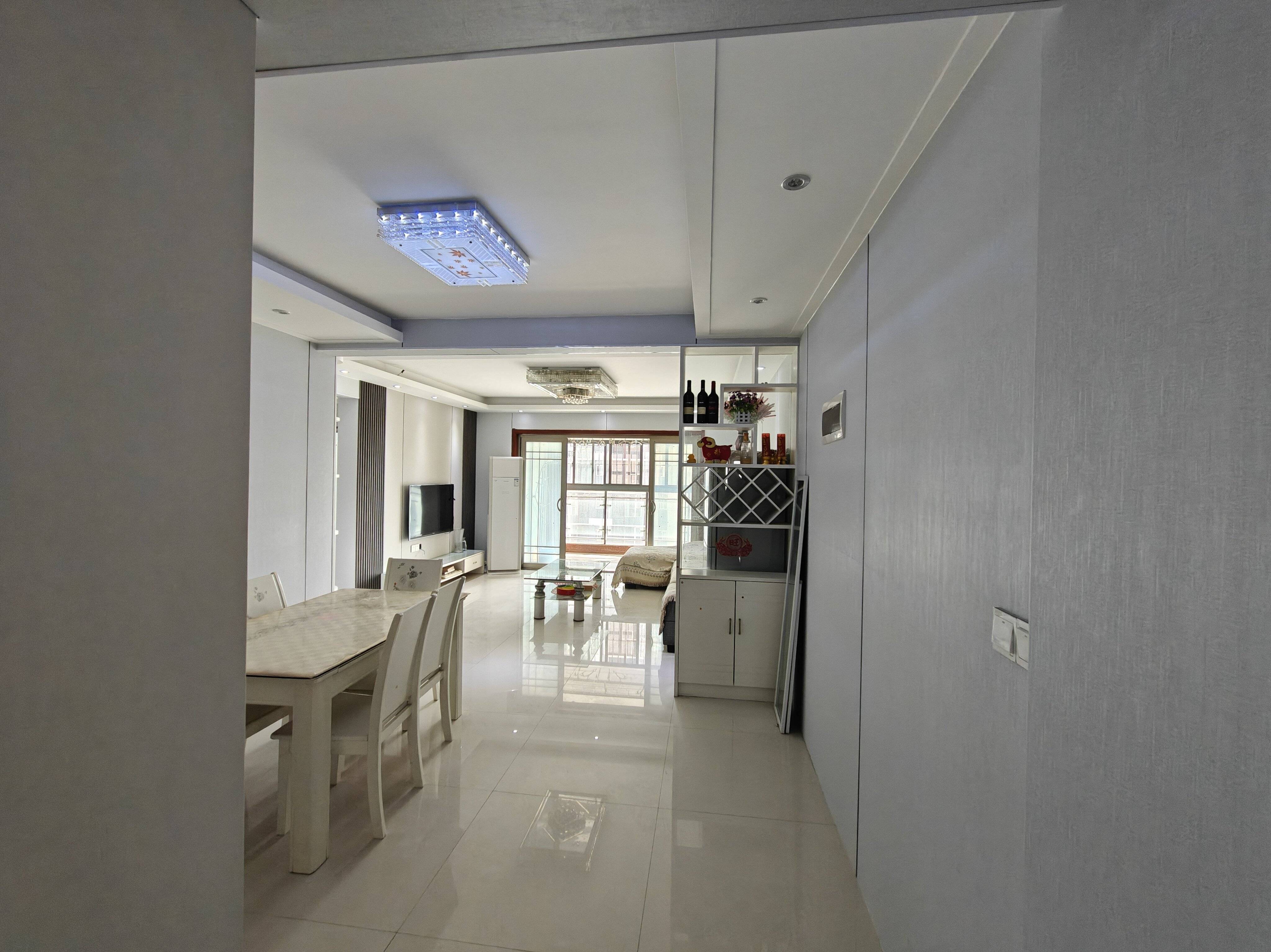 金城花园小区，131平带装修，高性价比房源出售。