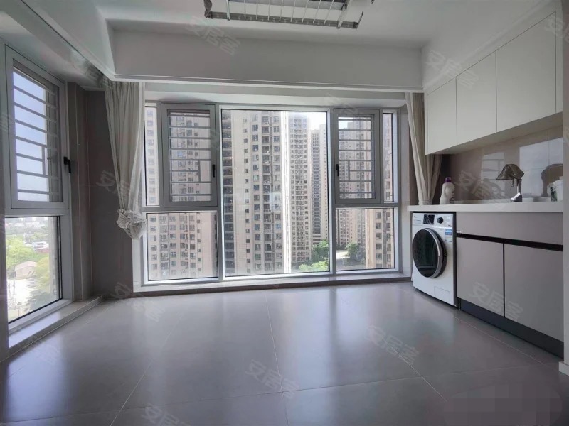 城南，御湖世家，精装大三房，纯东边户，电梯好楼层，带车位​全新装修，基本没住，证满二，