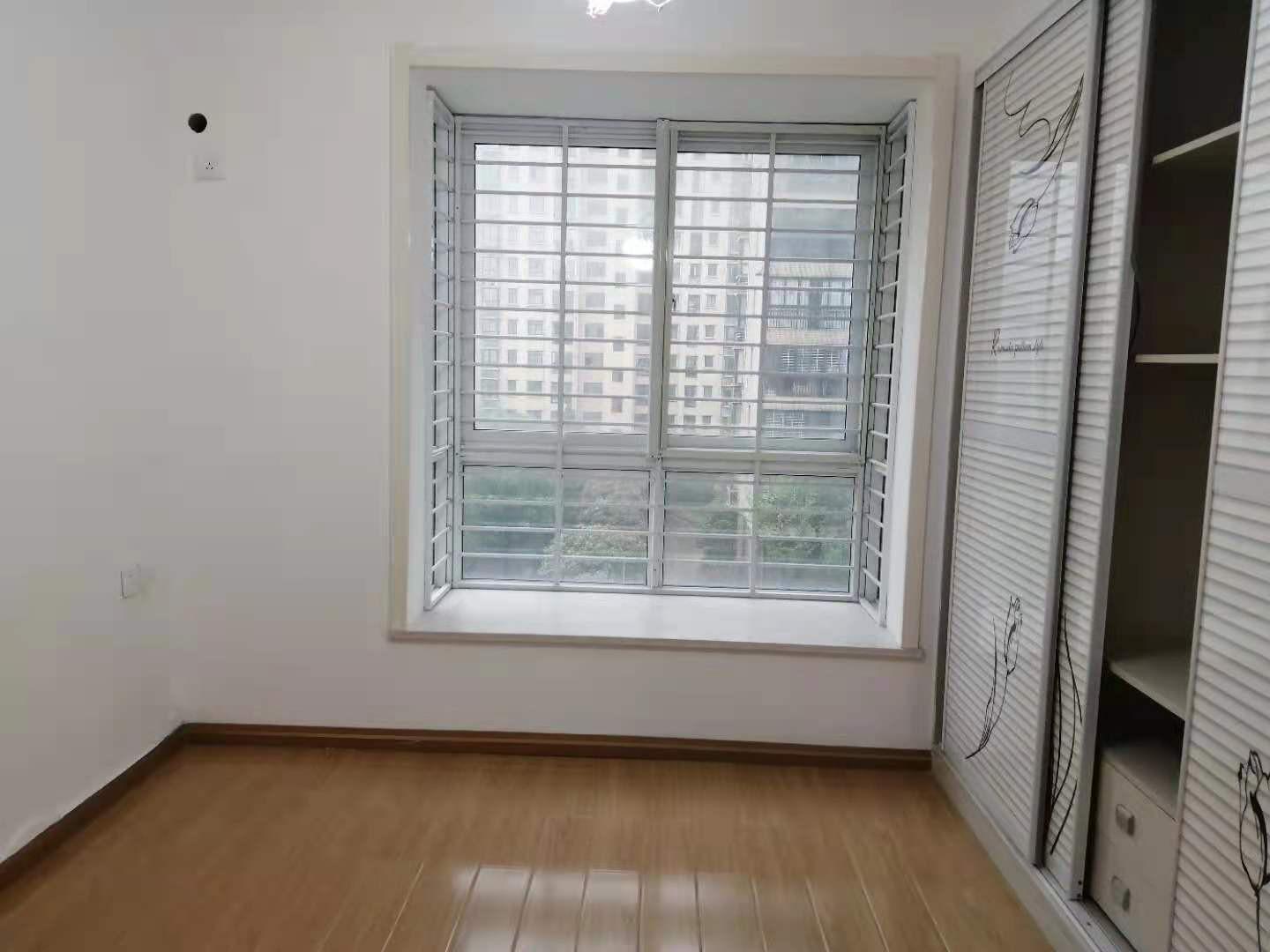 三丰鼎城地铁精装3室2厅2卫1阳台，交通便利，设施齐全