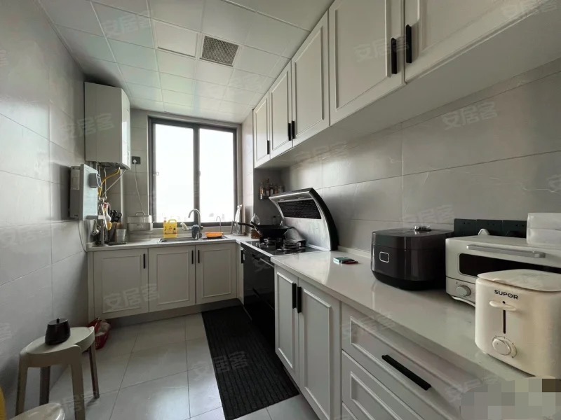 353，御台公馆，装修花了30万，边户，精装3房2卫，单价5200，全屋地暖中央空调，证满二