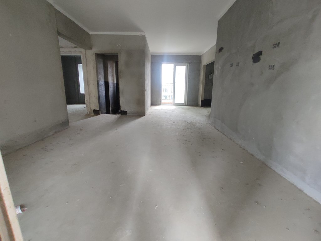 森林国际.毛坯大四房.南北通透双阳台.看房方便