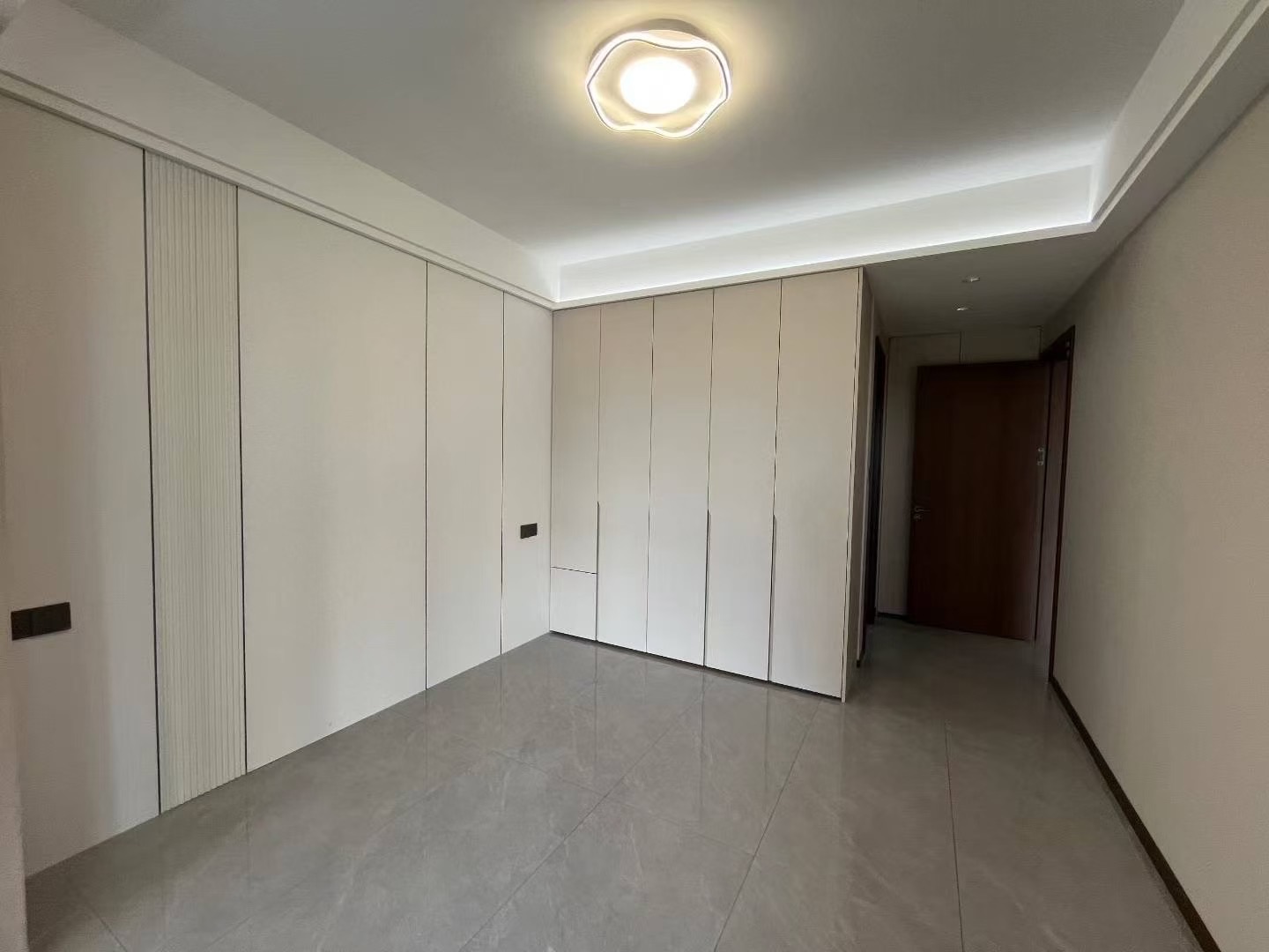 金科御府，全新精装3房2厅2卫，边户​，理想城新三中三小​，证件满二，送地下停车位