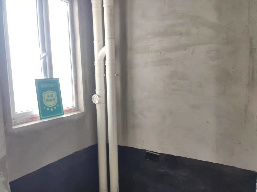 银湖城毛坯三房户型方正小区绿化不错交房时间不长离高铁站也近看房方便