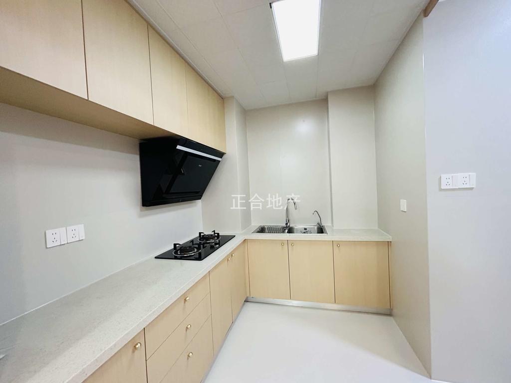 降价了，l森林国际湖景房，全新装修，精装三房，楼层好，双书包出门就是沔阳公园仙湖公园楼下新二中二小拎包入住