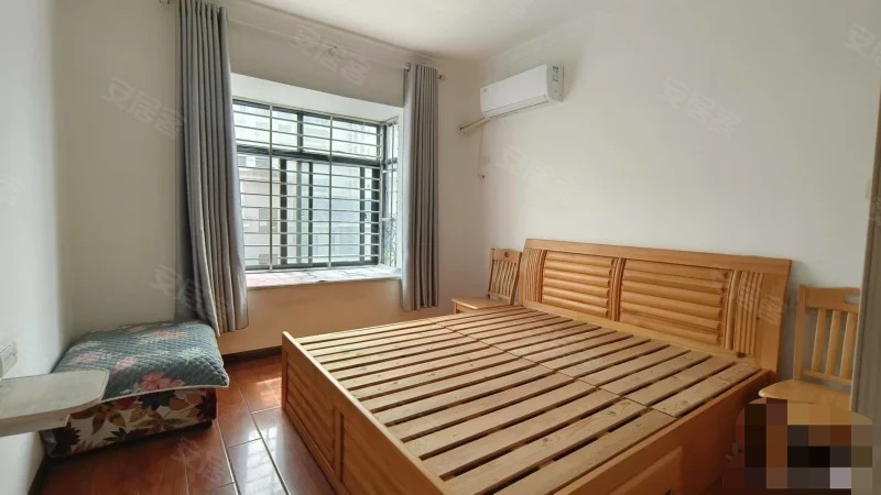 城南，江汉星城，电梯小高层7楼.，南北双阳台，精装三房，总价50万，带一个储藏间，