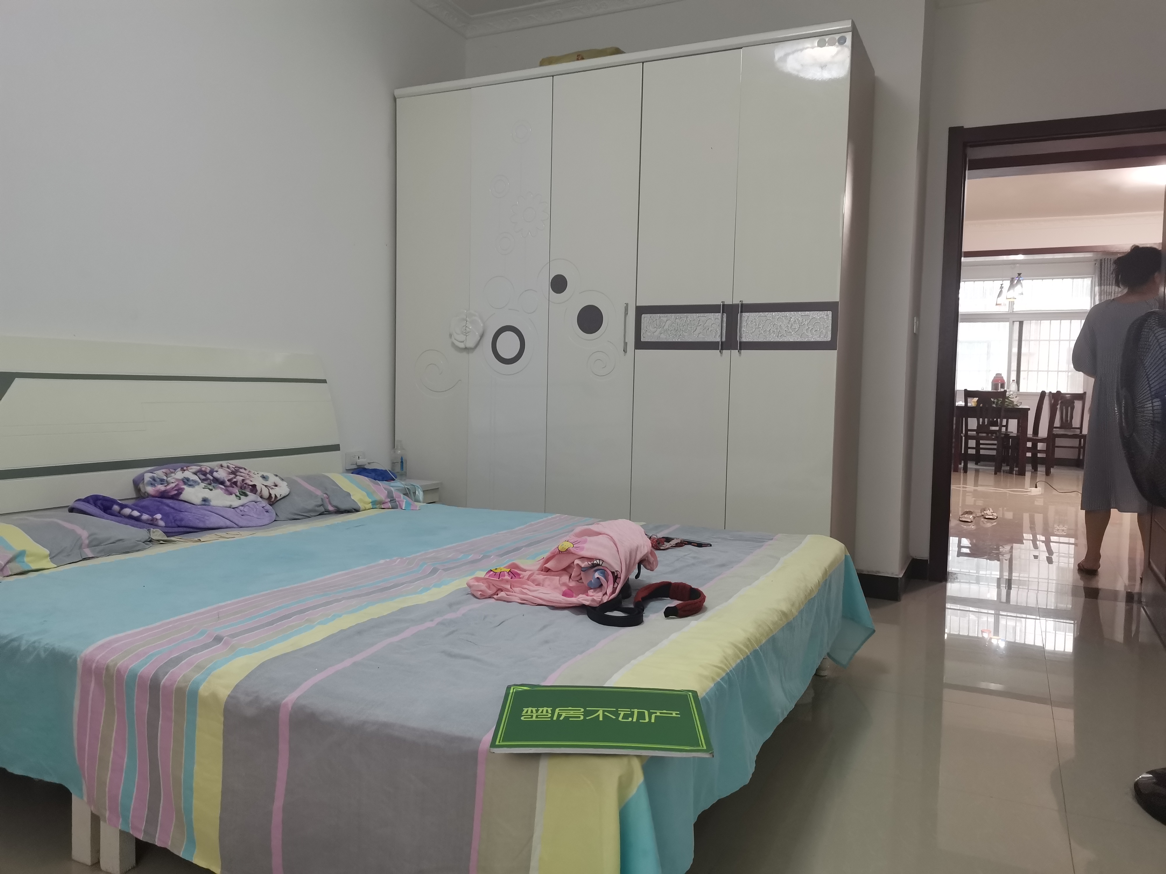 步行街后面三房诚意出租，步梯三楼好楼层，精装家具家电齐全拎包入住