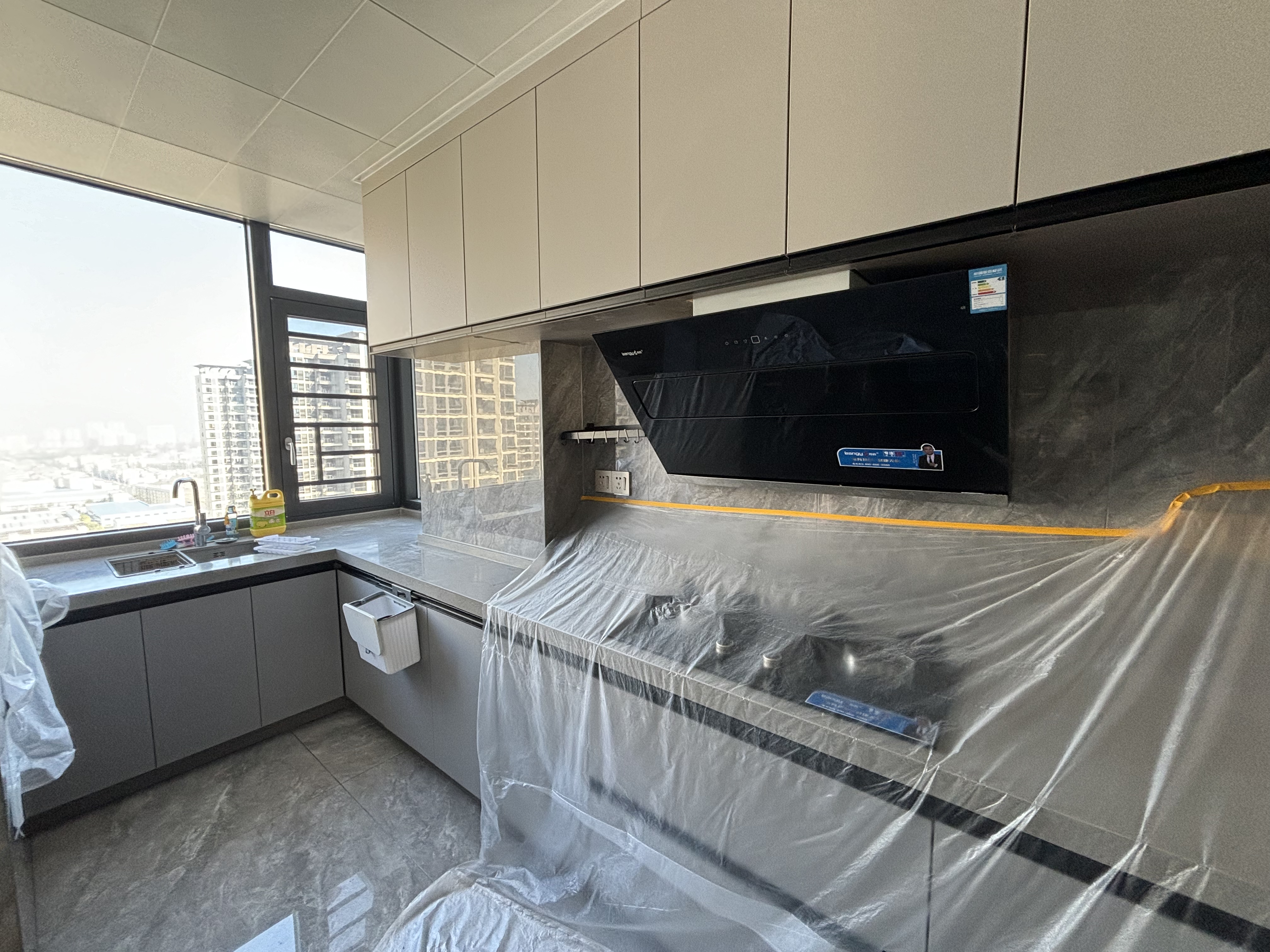 风和日丽.全新品牌装修三房.出门就是學笑.看房方便