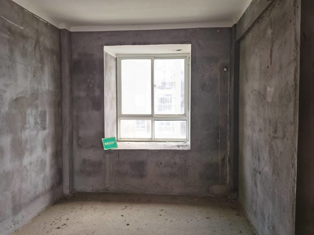 明珠新城毛坯小三房来了，户型好的很，小高层，小区楼龄新交通便利