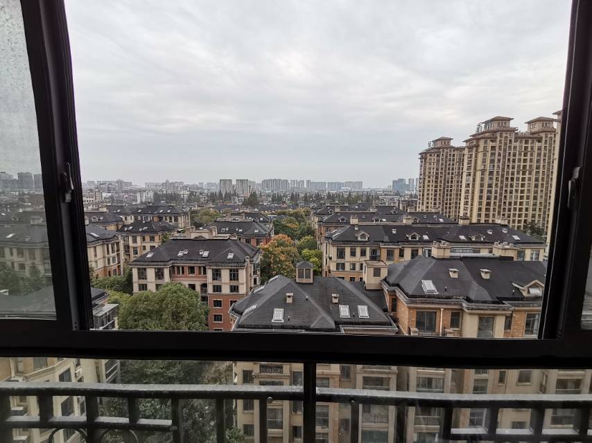 急售-绿地华庭天然氧吧，上下分层两户进出。产权面积254平米，使用面积315平米。