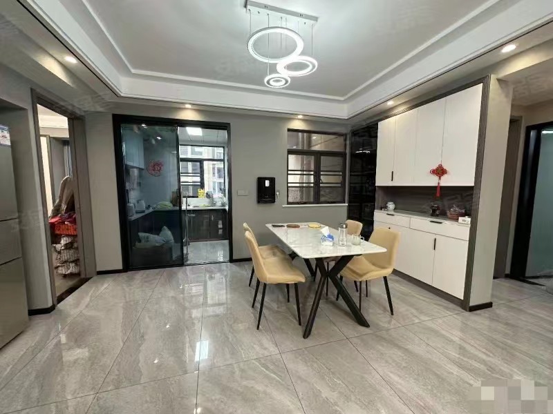 急售，武商旁，次新小区，中间好楼层，9.99成新，电梯精装三房，南北通透，采光视野好