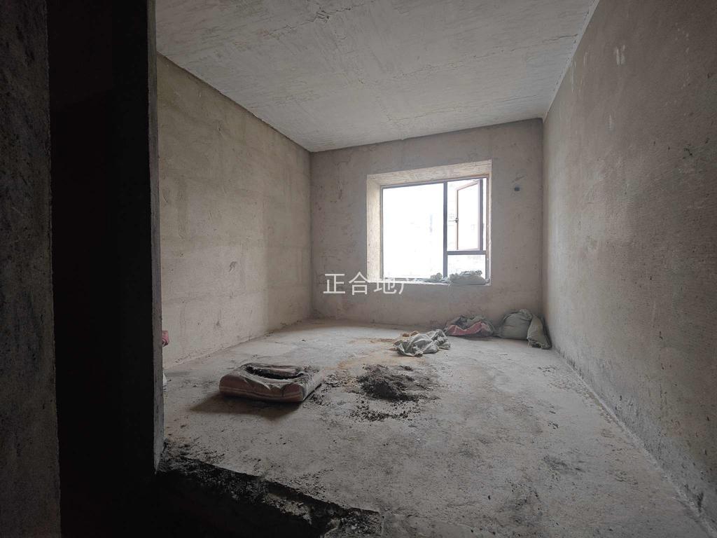 翡冷翠，毛坯三房，电梯好楼层26楼，单价6100，满二，边户，南北双阳台，