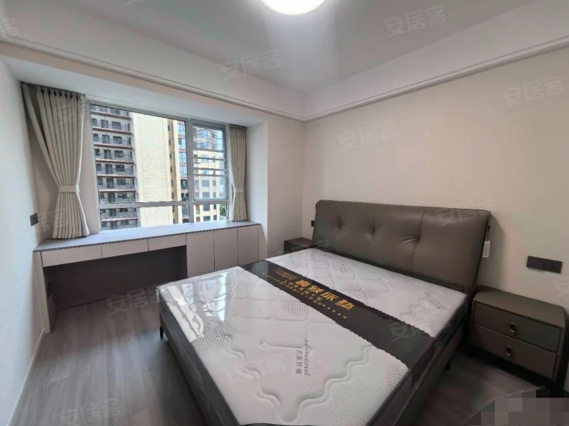 沔阳悦府，送车位，电梯8楼，老证。精装三房二厅二卫，中央空调，领包入住