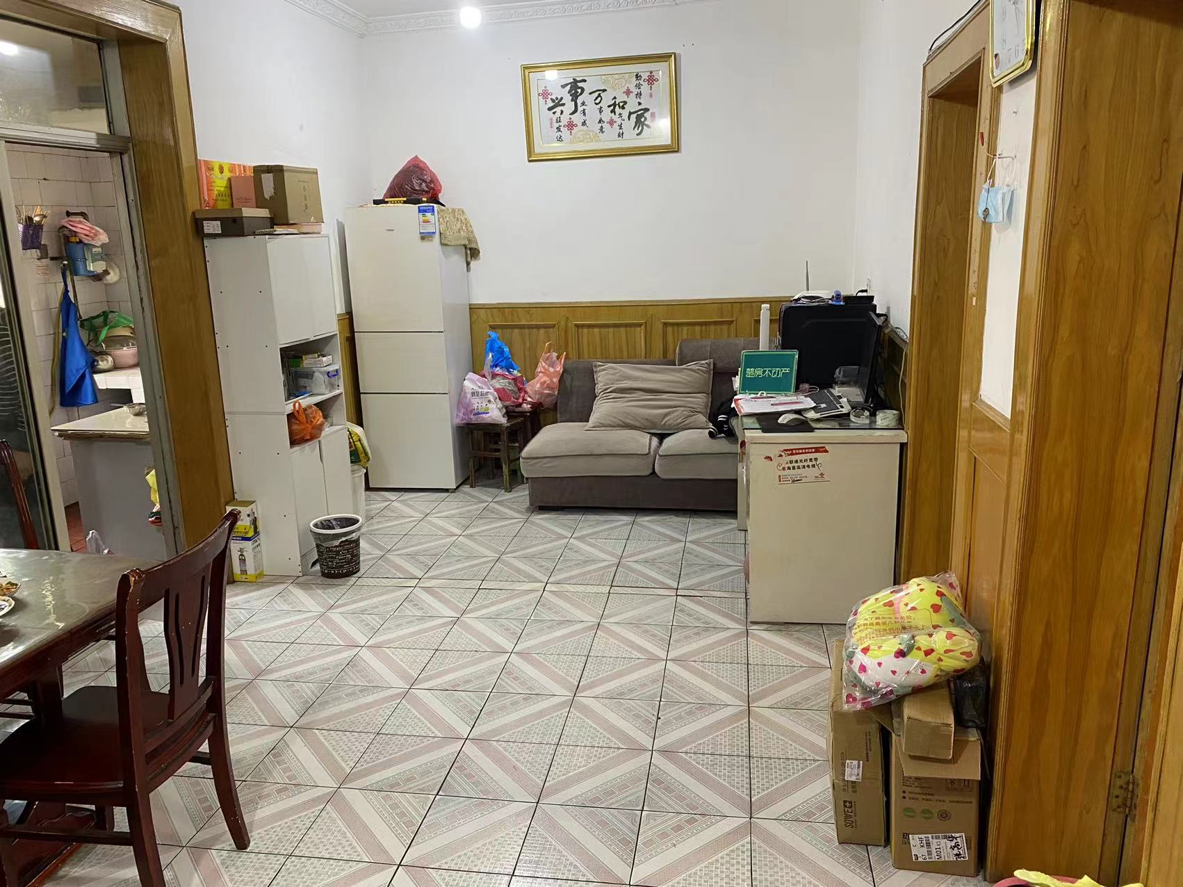 大洪小区精装大两房，性价比高，业主诚心出售