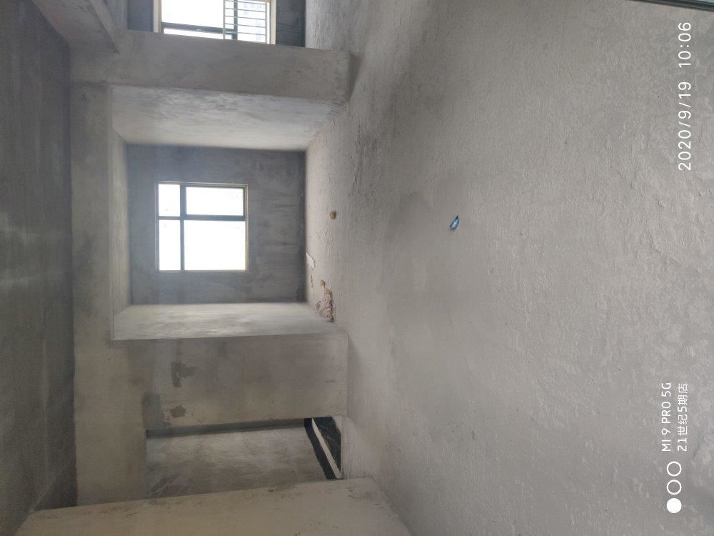 城南，新城一号，毛坯电梯中间楼层，证满两年3房2厅，户型方正，看房有钥匙