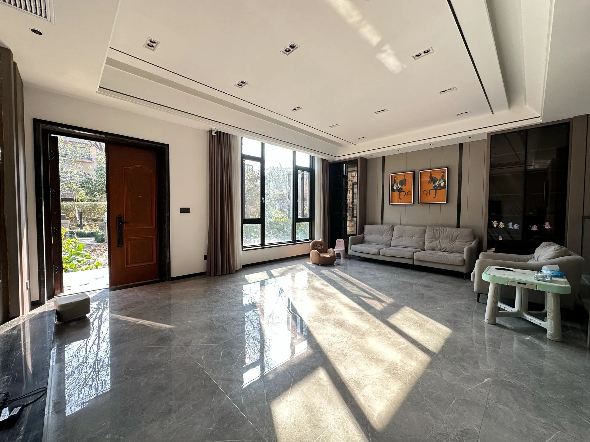 亏本出，绿地，‬别墅，边‮带户‬大院子，成色新，拎包入住