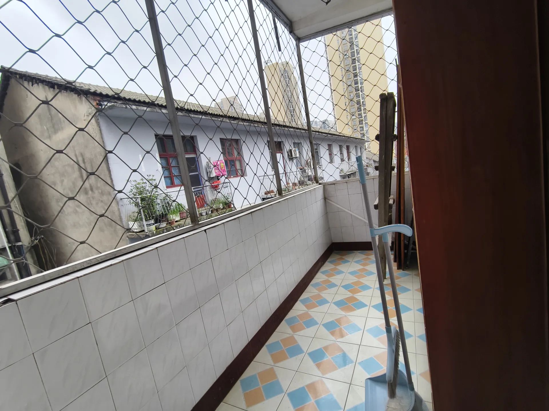 捡漏，老三中旁，步梯四楼，，精装大三房，双阳台，拎包直住，证满二