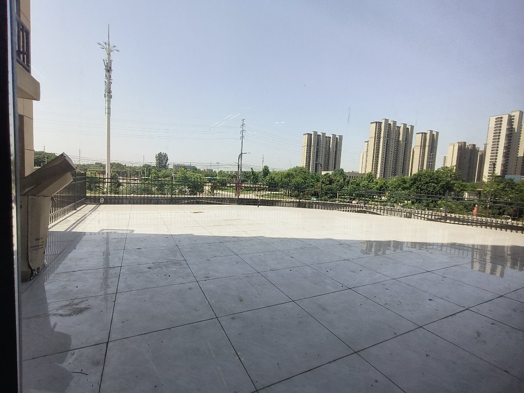 城南，沔阳清华园，全新精装大三房，看沔阳公园，带大露台，证满二