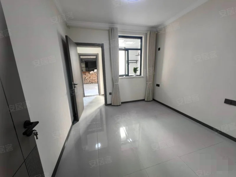 环球钟心旁，一楼带院子，银鑫小区，精装三房两厅两卫，养老陪读，证满二，手付1万