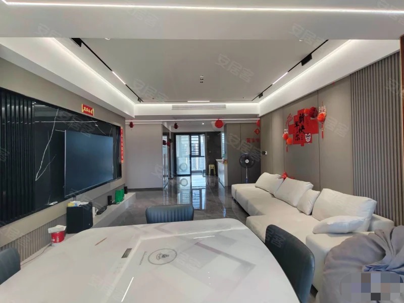 城南，南国明珠，主卧带衣帽间，精装四房，南北双阳台，证满二