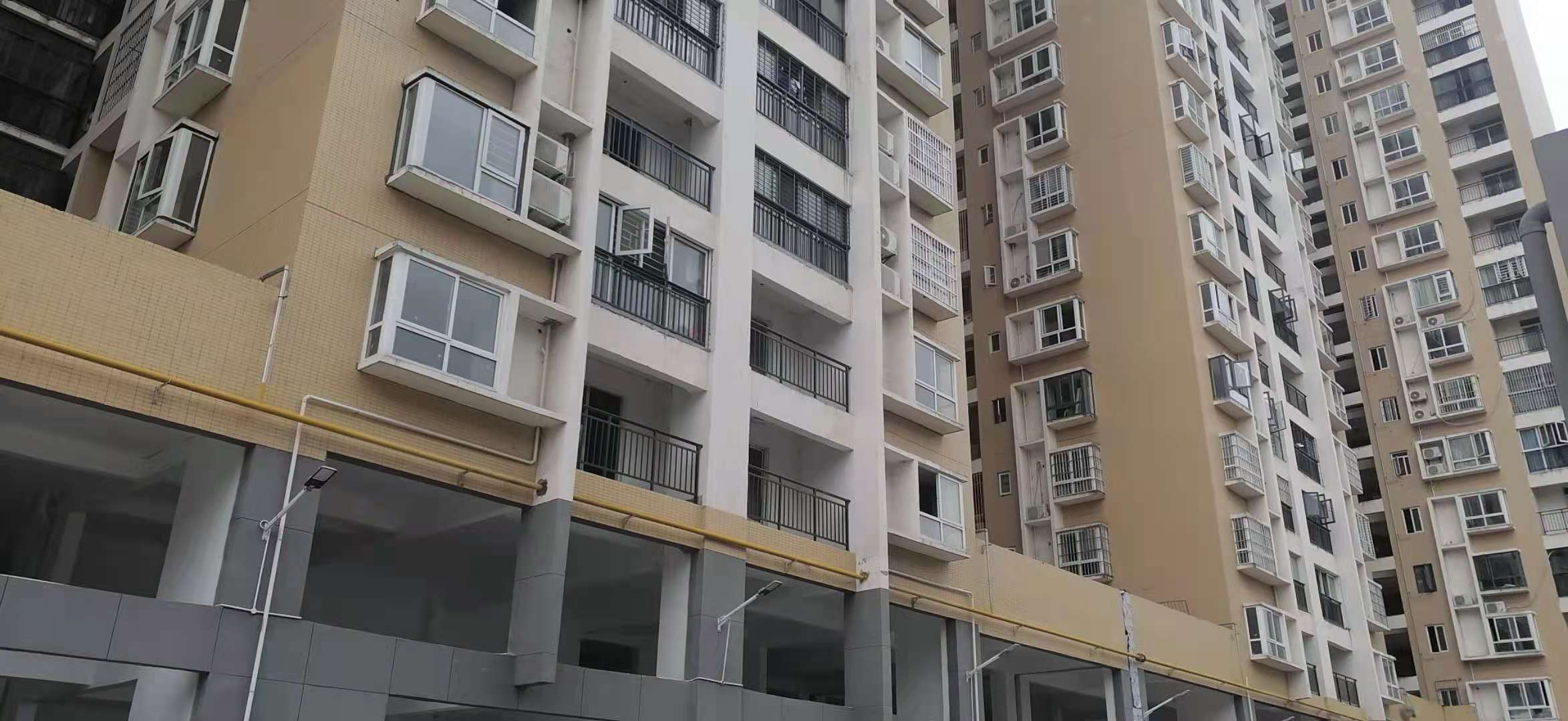 锦江国际毛坯三房电梯中间楼层诚心出售，有钥匙看房方便