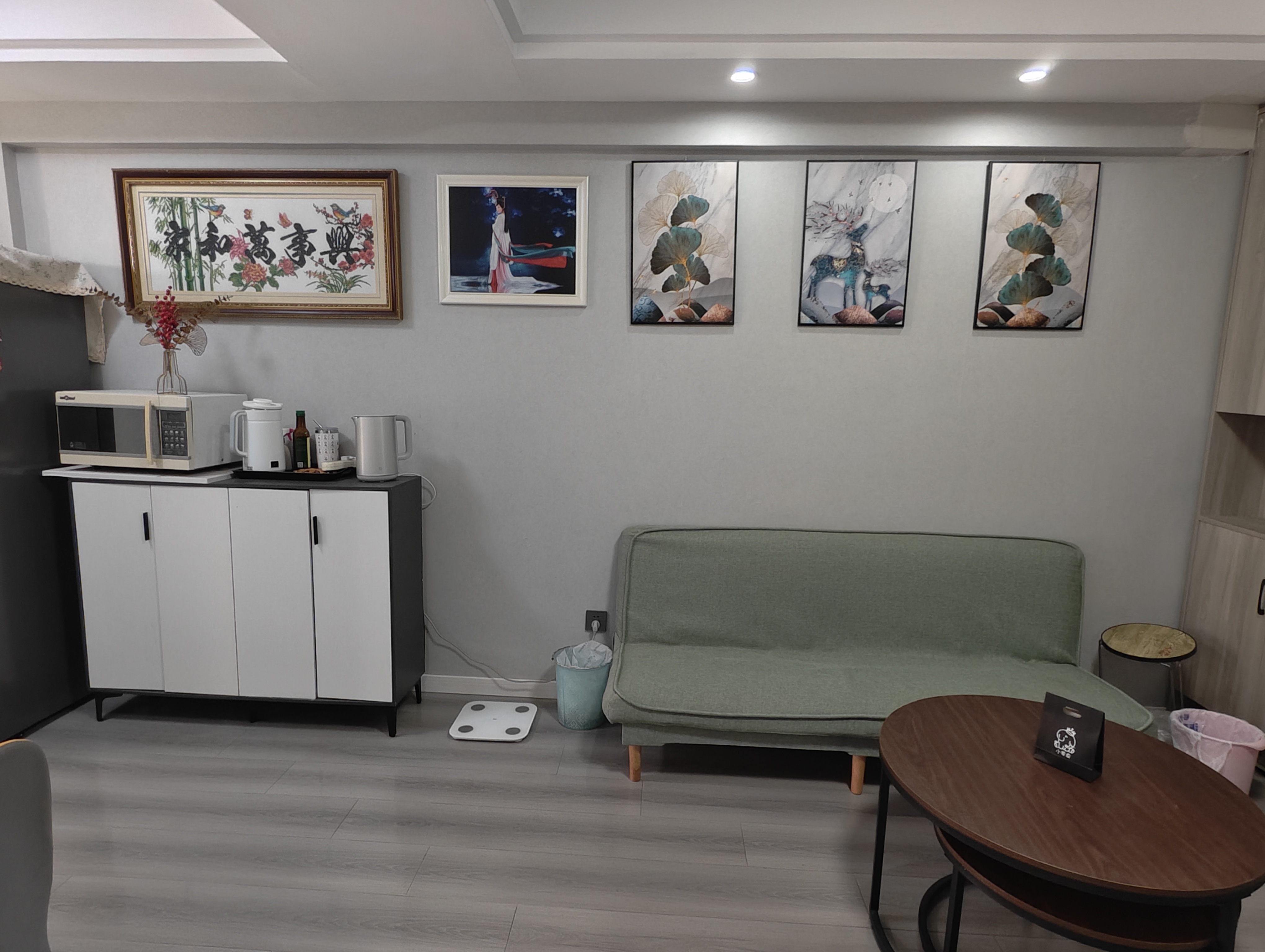 急售，​商城旁，电梯中间楼层！精装，好楼层，业主诚心出售，拎包入住